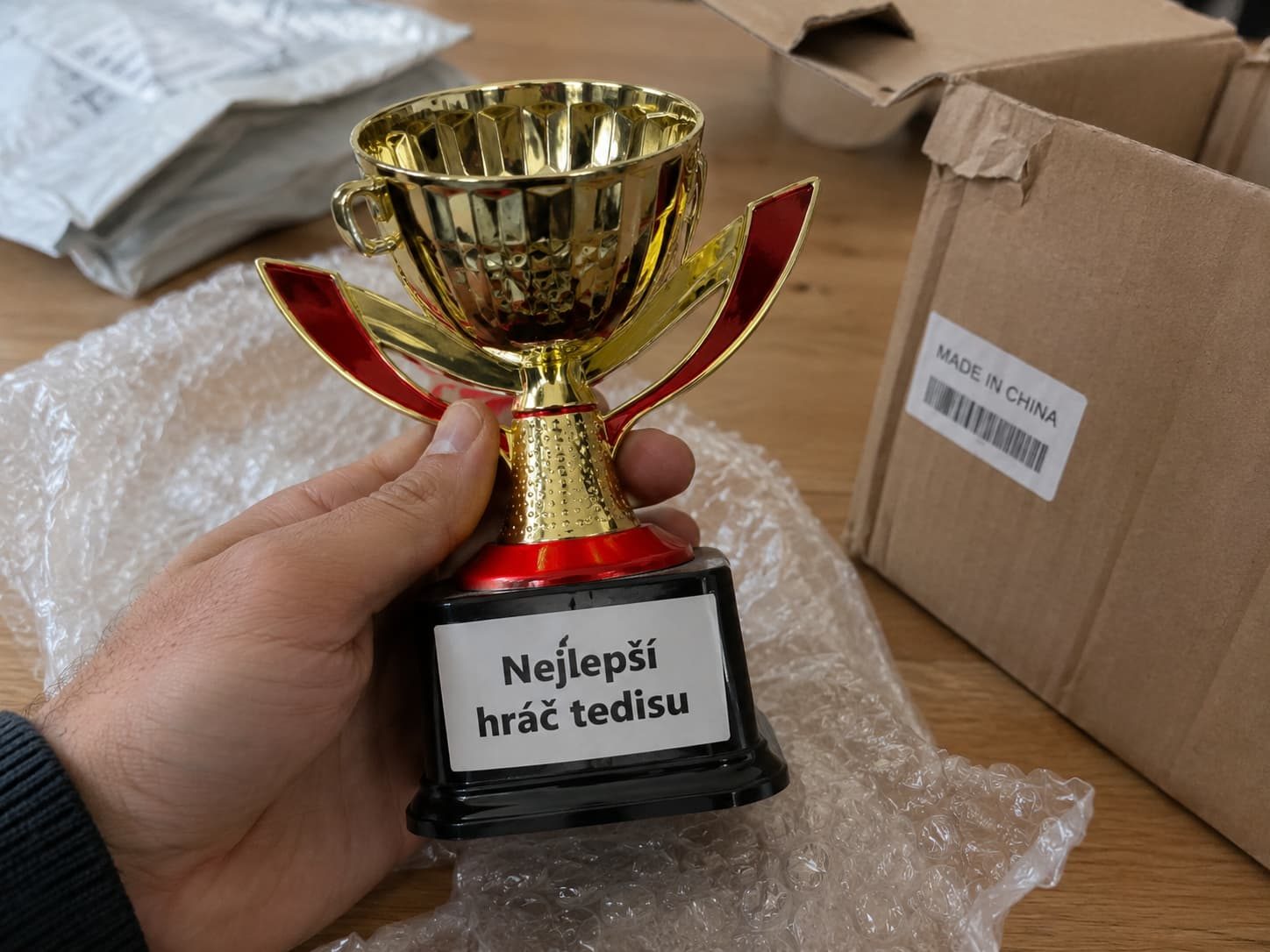 pohár s chybným štítkem
