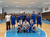 tým basketbalistů s našemi medailemi