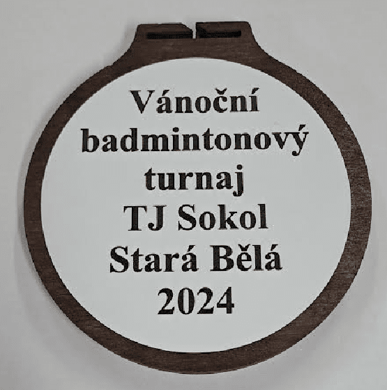 potisk na štítek ze zadní strany medaile