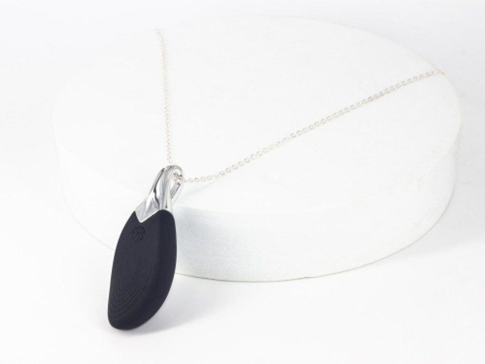 Vibrating necklace Liberty Leaf Black (obrázek 3)
