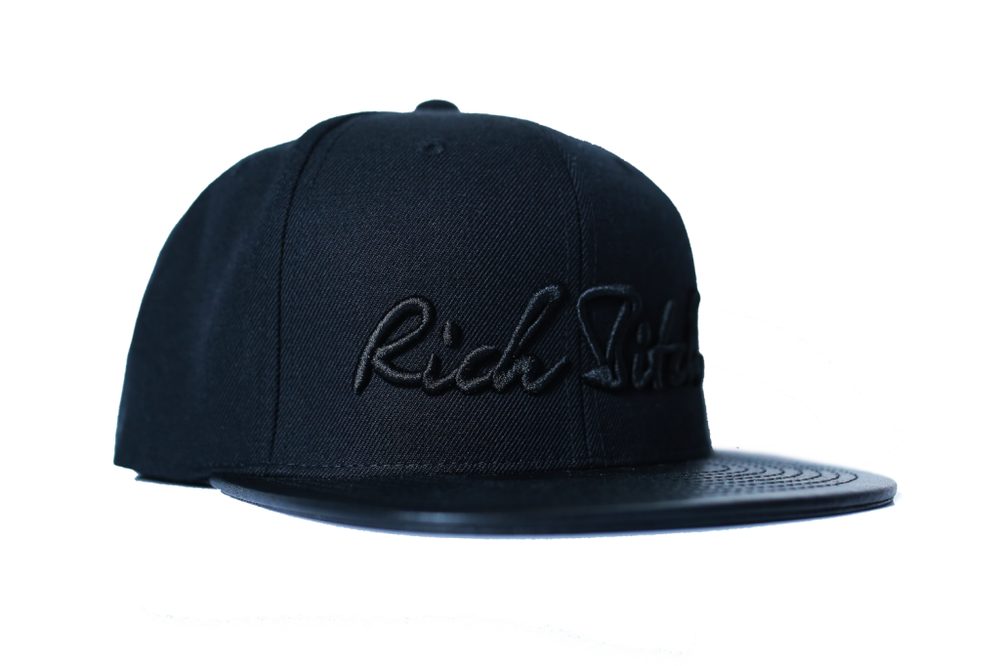 RICH BITCH SNAPBACK BLACK CAP (obrázek 3)