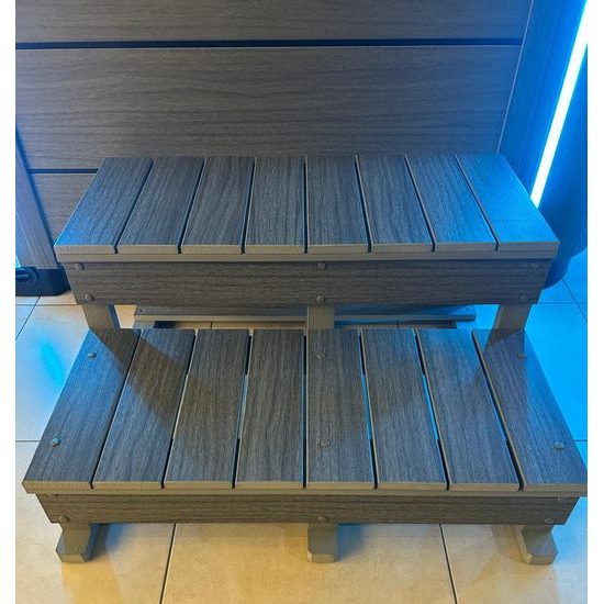 Quantum, schůdky k vířivce