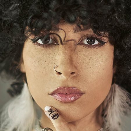 Sguardo intenso con lenti colorate: Lenti a contatto marroni