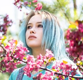 Farebné šošovky a jarné alergie: keď chcete zažiariť, ale peľ má iné plány