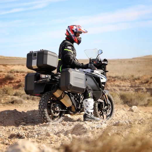VRCHNÍ HLINÍKOVÝ KUFR NA MOTORKU SHAD TERRA TR48 D0TR48100B ČERNÁ EDICE