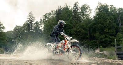 Motocyklové oblečení pro každé roční období: Co opravdu potřebuju?
