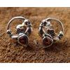 Irské Náušnice s granátem - Claddagh, stříbro 925