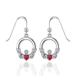 IRSKÉ STŘÍBRNÉ NÁUŠNICE CLADDAGH s granátem