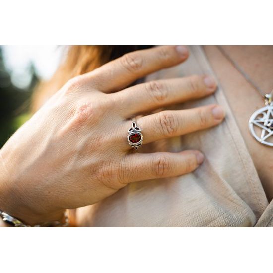 KELTSKÝ STŘÍBRNÝ PRSTEN s granátem