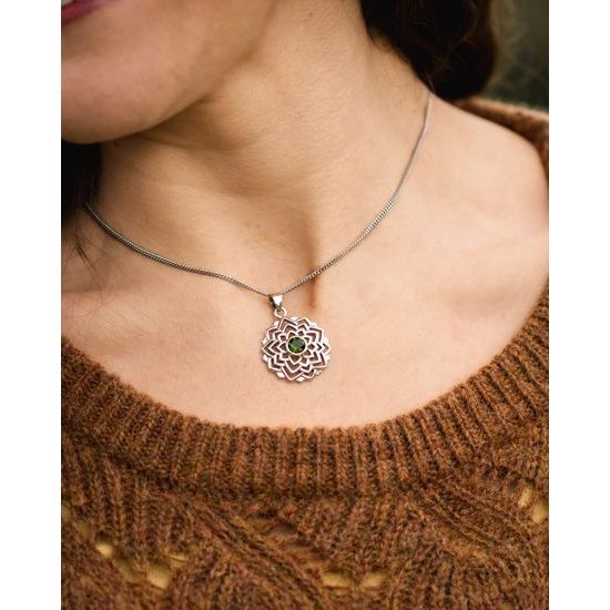 Koruna světla – stříbrný přívěsek Sahasrára s vltavínem