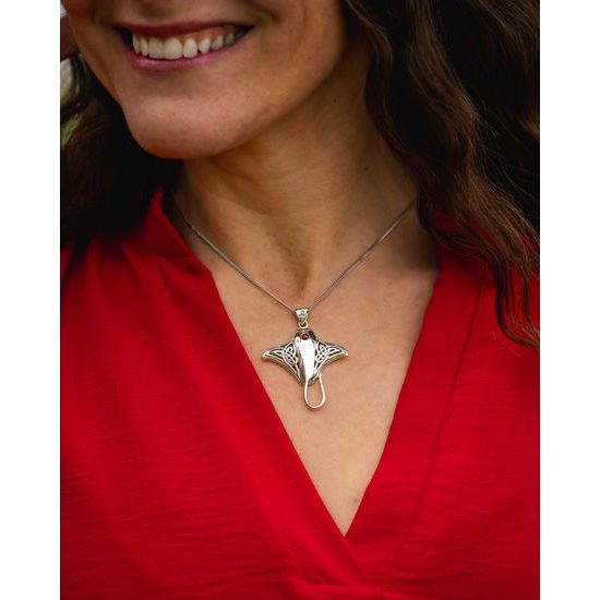 MANTA, stříbrný talisman s granátem