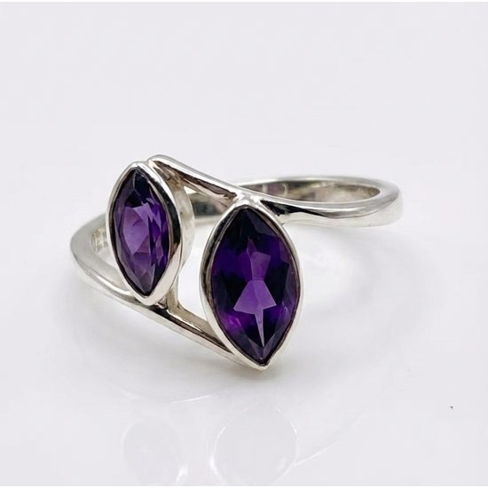 Ametystové světlo - stříbrný prsten s dvojicí ametystů