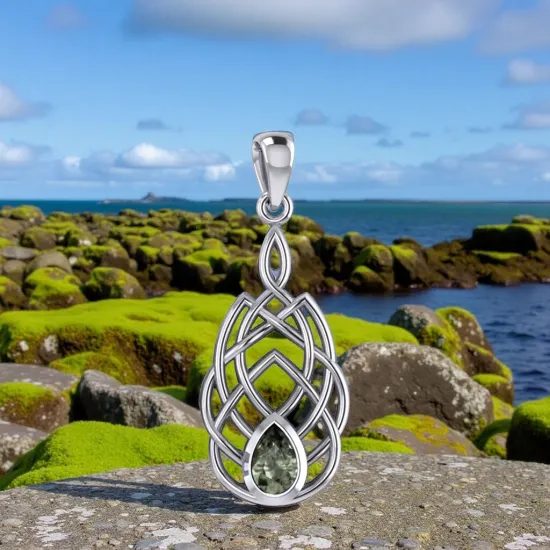 Slza Avalonu – stříbrný přívěsek s vltavínem a keltskými motivy
