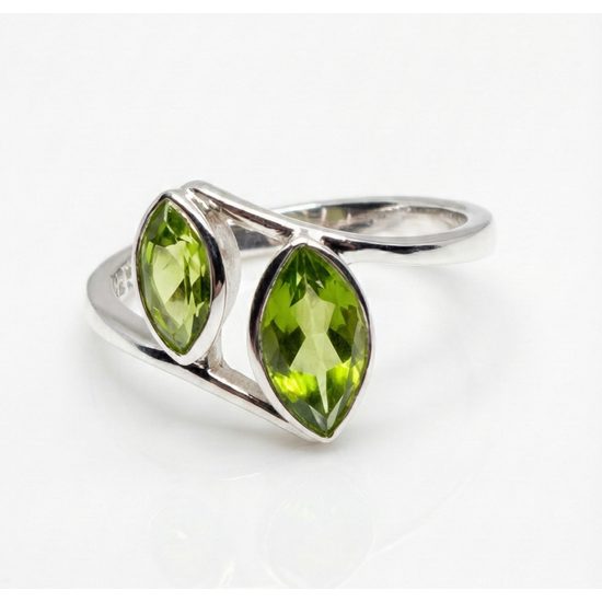 Zelené listy - stříbrný prsten s dvojitým olivínem