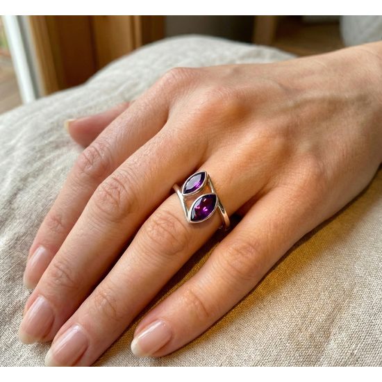 Ametystové světlo - stříbrný prsten s dvojicí ametystů