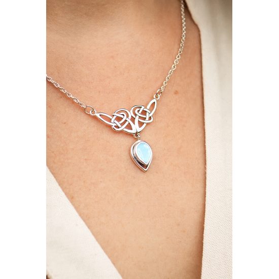 Moonia, stříbrný náhrdelník s měsíčním kamenem