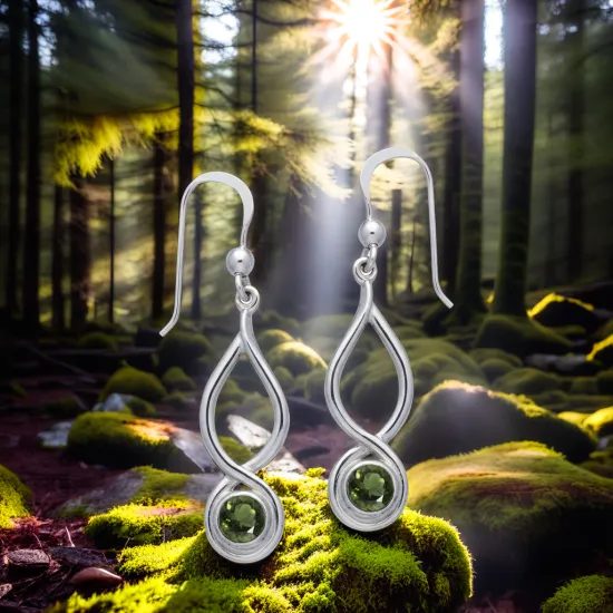Věčná spirála - stříbrné náušnice s broušeným vltavínem