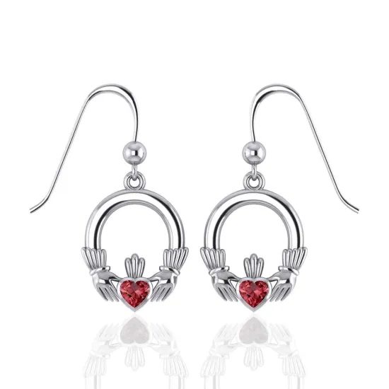 IRSKÉ STŘÍBRNÉ NÁUŠNICE CLADDAGH s granátem