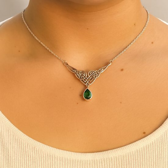 Velká Lady Avalon, stříbrný náhrdelník s velkým broušeným vltavínem