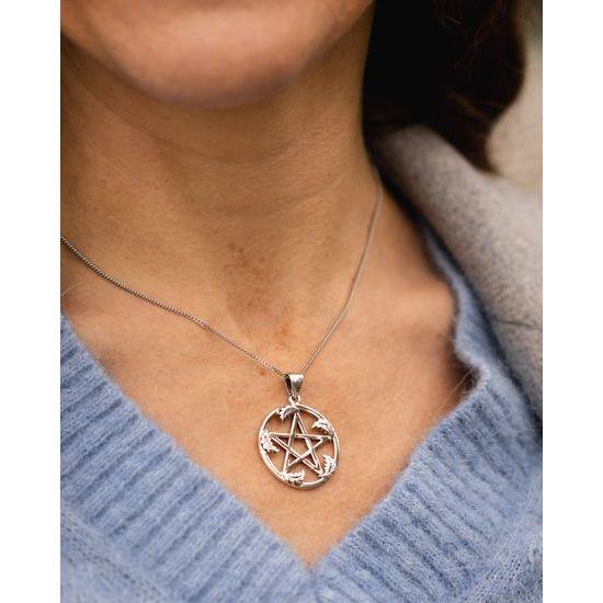 Stříbrný pentagram v dubovém listí