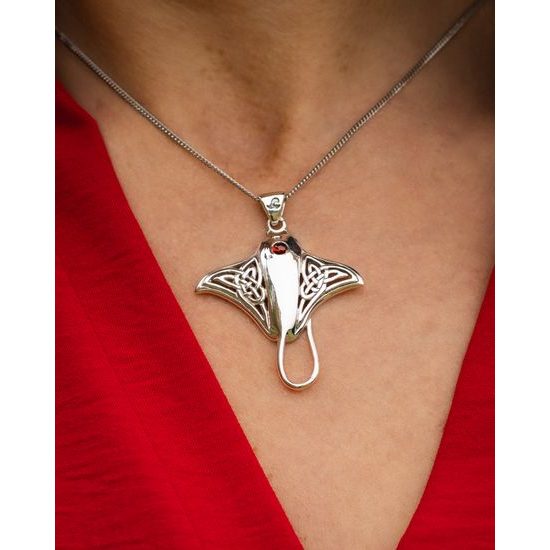 MANTA, stříbrný talisman s granátem