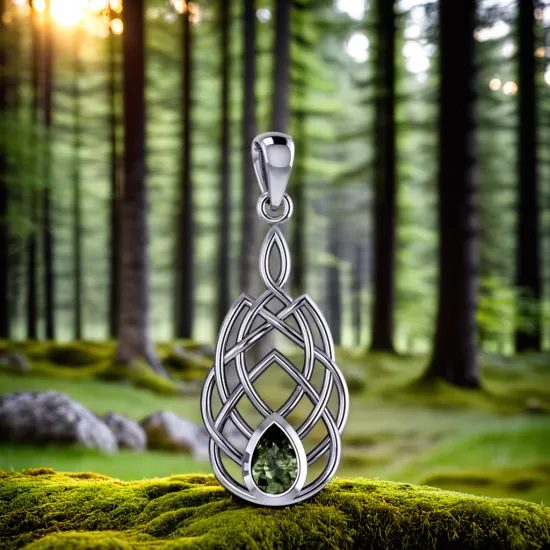 Slza Avalonu – stříbrný přívěsek s vltavínem a keltskými motivy