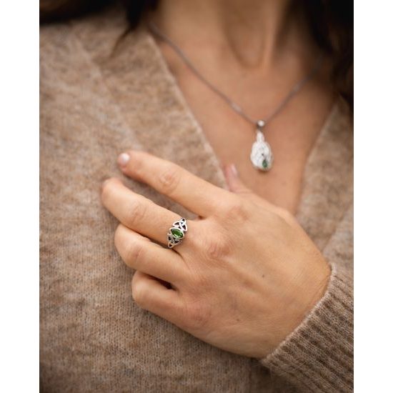 Zelené pouto, stříbrný prsten s vltavínem