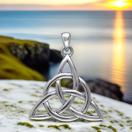 TRIQUETRA, keltský stříbrný přívěšek