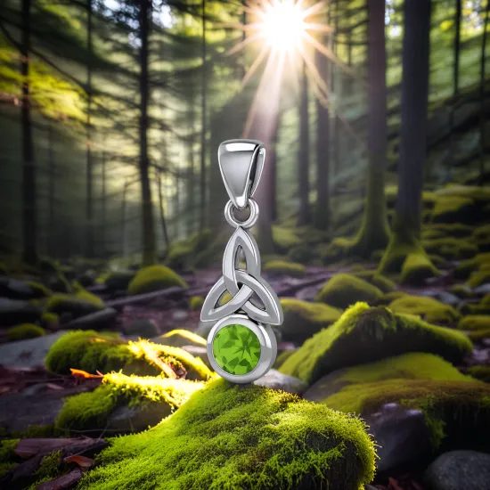 Triquetra – stříbrný přívěsek s olivínem