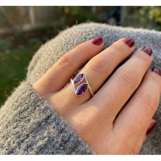 Ametystové světlo - stříbrný prsten s dvojicí ametystů