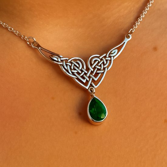 Velká Lady Avalon, stříbrný náhrdelník s velkým broušeným vltavínem