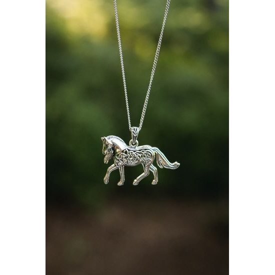 KŮŇ s keltskými propletenci, stříbrný přívěšek