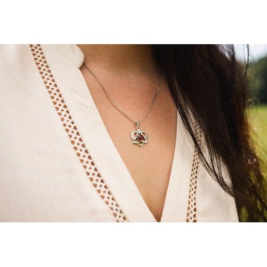 Keltské srdce s granátem, stříbrný přívěsek