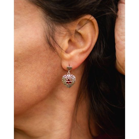 Květ lásky – romantické náušnice ze stříbra a granátů