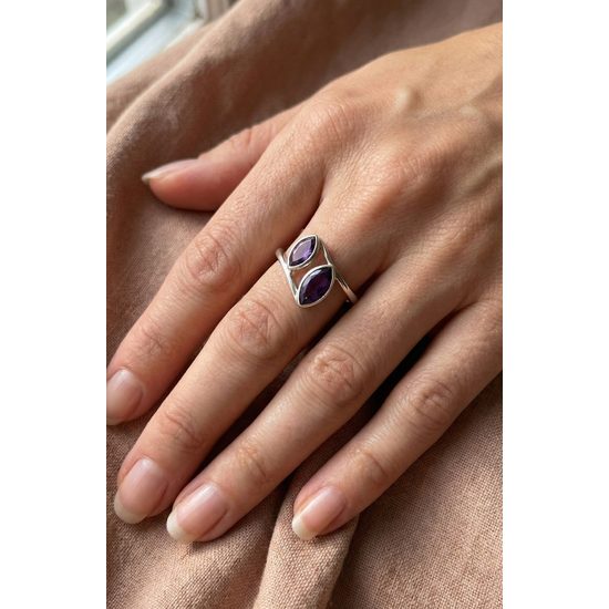 Ametystové světlo - stříbrný prsten s dvojicí ametystů