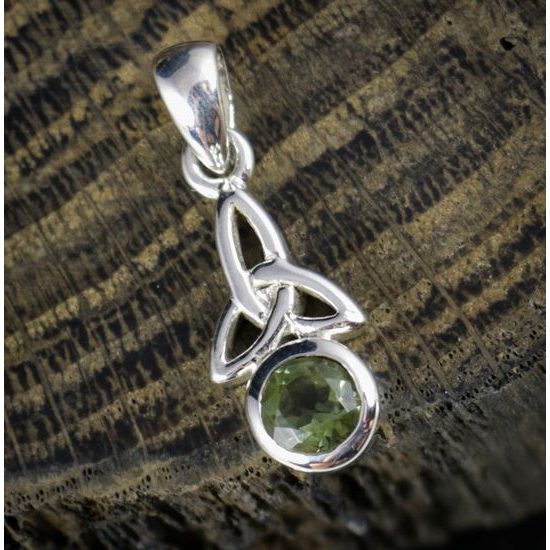 Dotek vesmíru – stříbrný amulet s vltavínem