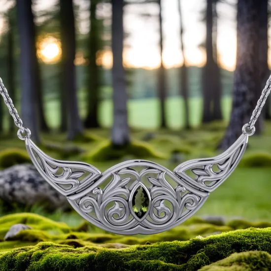 Křídla Avalonu – stříbrný náhrdelník s vltavínem