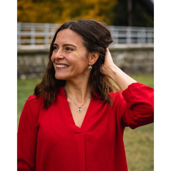 Květ lásky – romantické náušnice ze stříbra a granátů