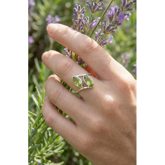 Zelené listy - stříbrný prsten s dvojitým olivínem