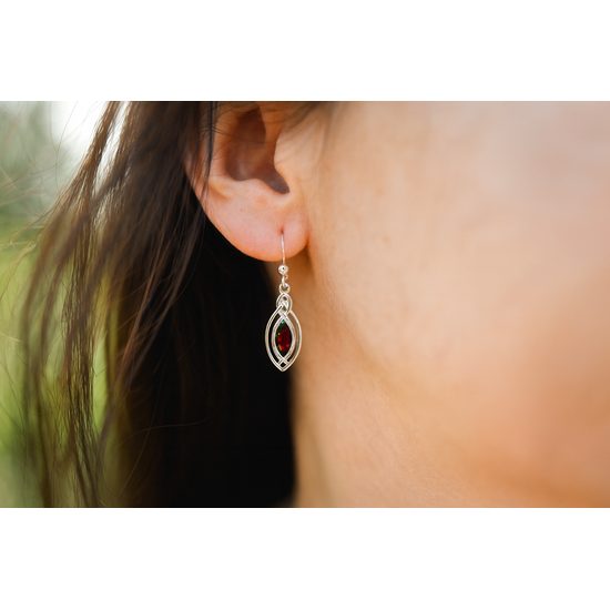 STŘÍBRNÉ NÁUŠNICE S BROUŠENÝMI GRANÁTY