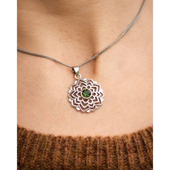 Koruna světla – stříbrný přívěsek Sahasrára s vltavínem