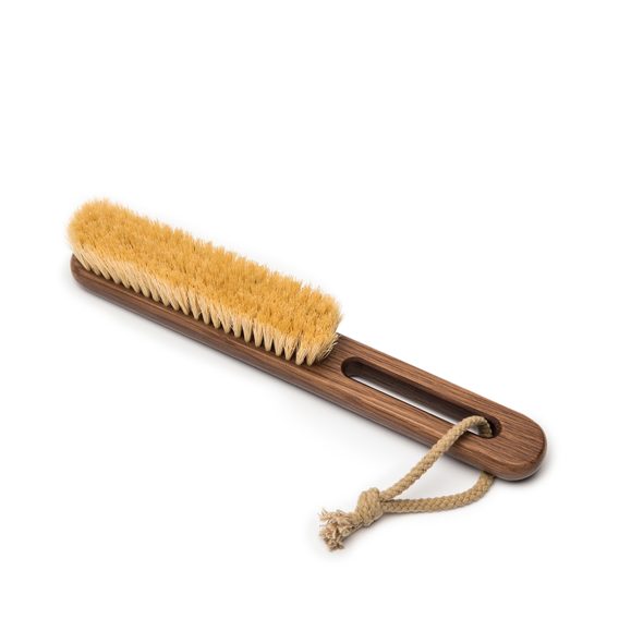 Brosse à vêtements avec manche en chêne et cordon de suspension
