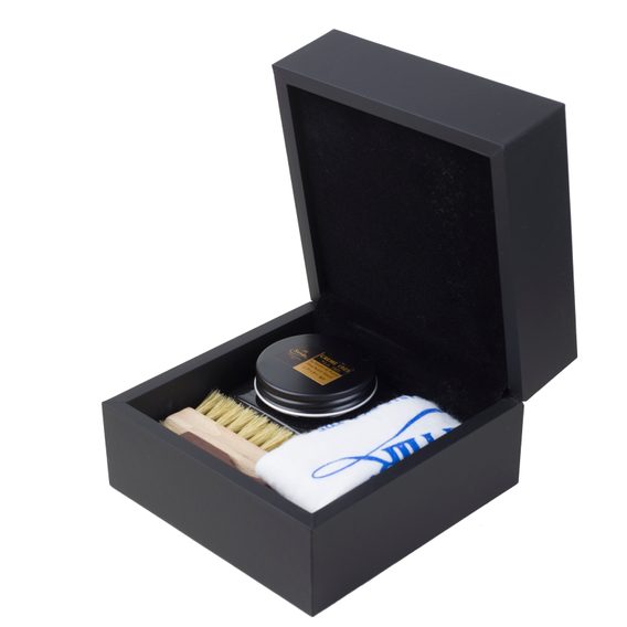 Coffret cadeau composé de deux pinceaux, d'une crème pour chaussures et d'un chiffon Saphir Médaille d'Or