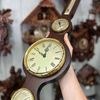 Barometr s teploměrem vlhkoměrem a hodinami na dřevěné podložce B204981
