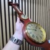 Barometr s teploměrem vlhkoměrem a hodinami na dřevěné podložce B204983