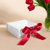 MINET Bílá magnetická krabička na šperky s tmavě růžovou stuhou - 8 x 8 x 2,5 cm