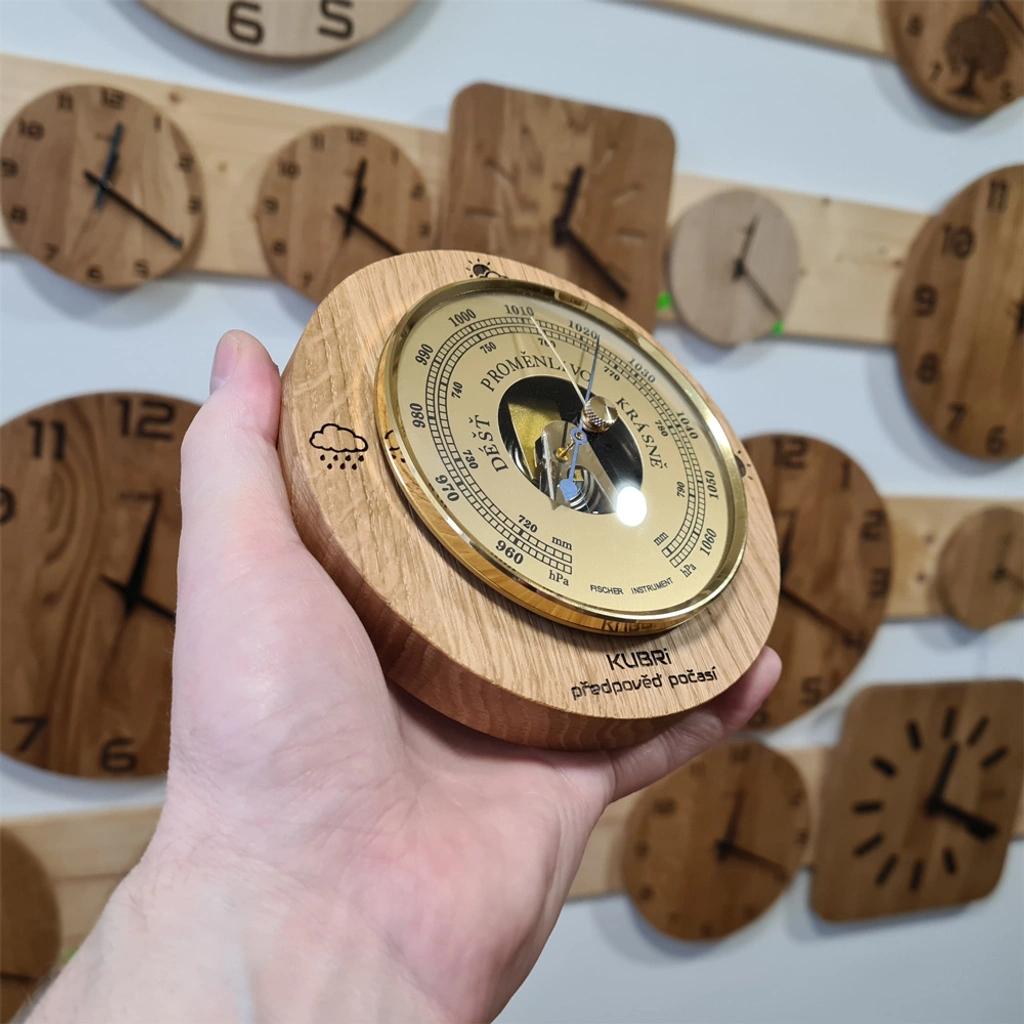 Špičkový barometr v dubovém rámu