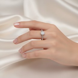 Zlatý prsten z bílého zlata