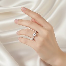 Zlatý prsten z bílého zlata se zirkonem