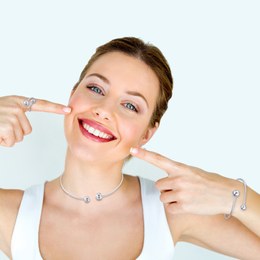 MINET Pozlacený stříbrný náhrdelník drobný ležatý KŘÍŽEK